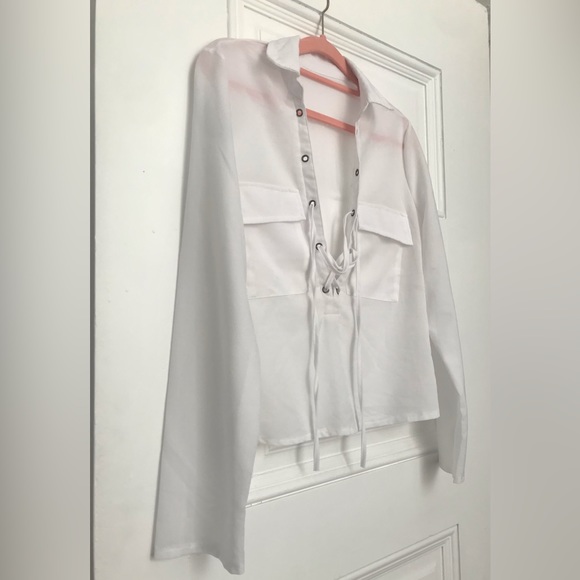 White Summer Lightweight Shirt in size (S) Front Pockets & Strappy Front Tye - Picture 4 of 4